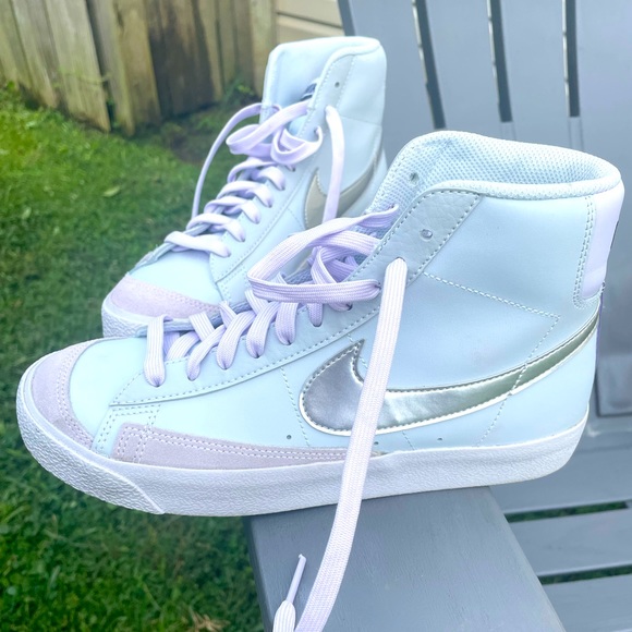 High top Nike shoes - Picture 2 of 4